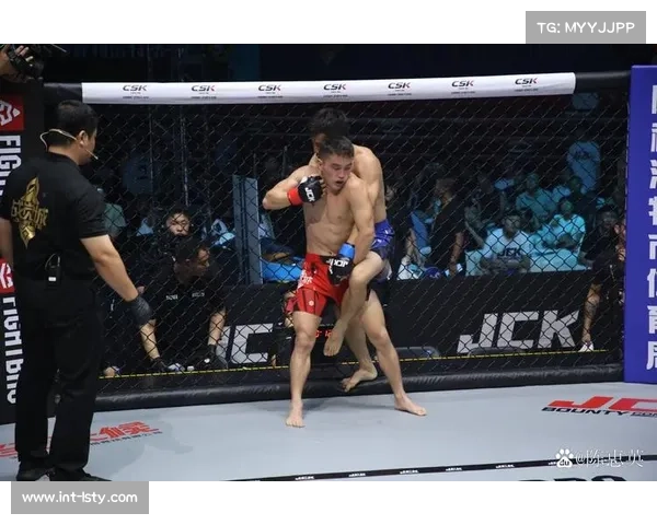 呼和浩特赛区MMA七分钟无裁判规则对决,阿力合得与凯南激战至降服